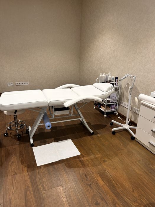 Продається косметологічна кушетка, стілець, лампа