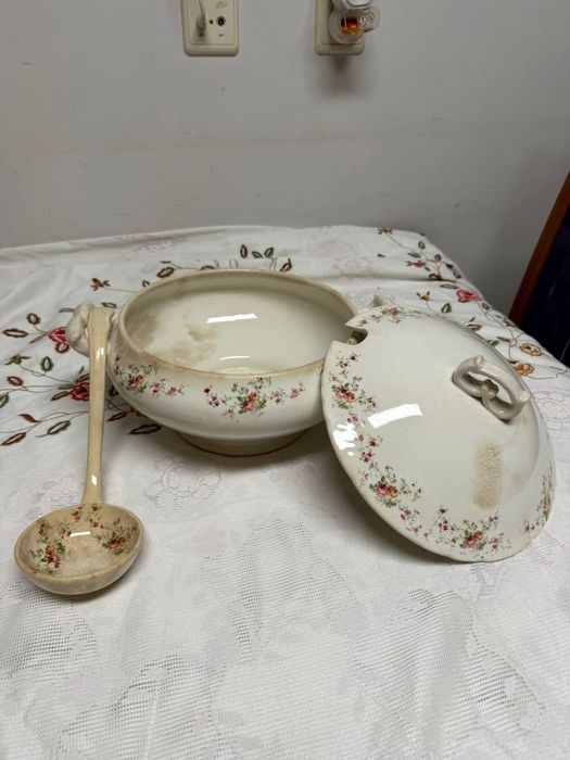 Sopeira com travessa e colher,  antiquissima,  requintadamente adornad