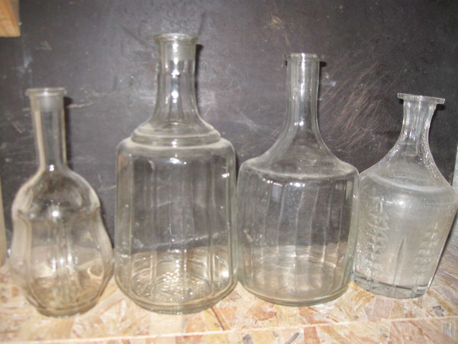 Комплект: скляні  графіни ,бутилки.