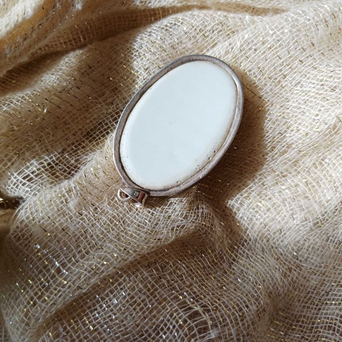 Medalha com Prata e Porcelana Azul e Branca, design oriental