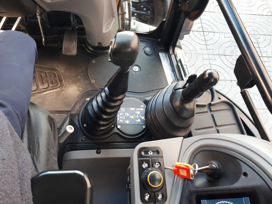 Máquina Retroescavadora JCB 3CX de 2024