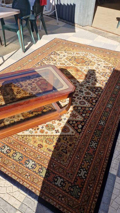 Mesa de centro em madeira maciça cerejeira com vidro no tampo com detalhes