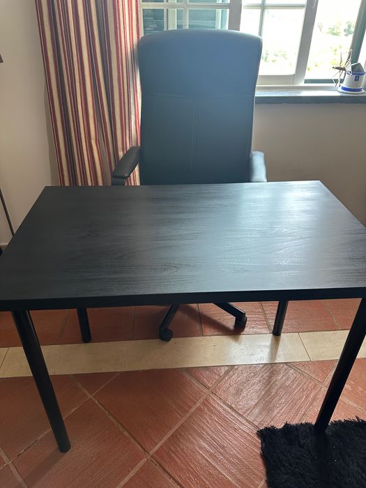 Mesa secretária e cadeira de escritório.