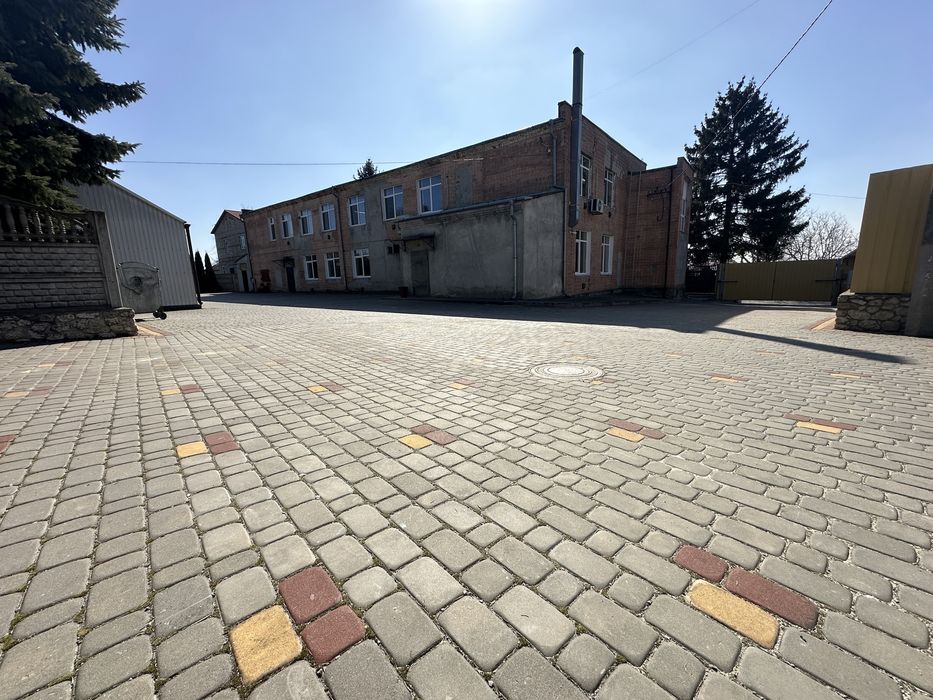 Продається приміщення вільного призначення в пригороді Тернополя.