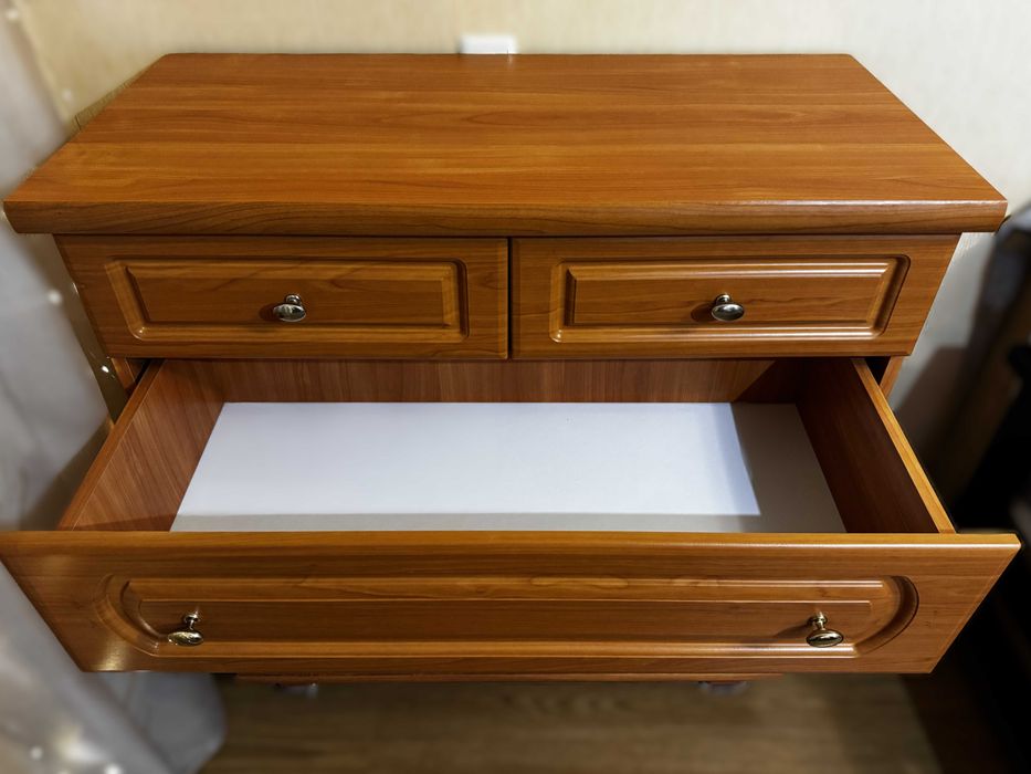 Комод з шухлядами