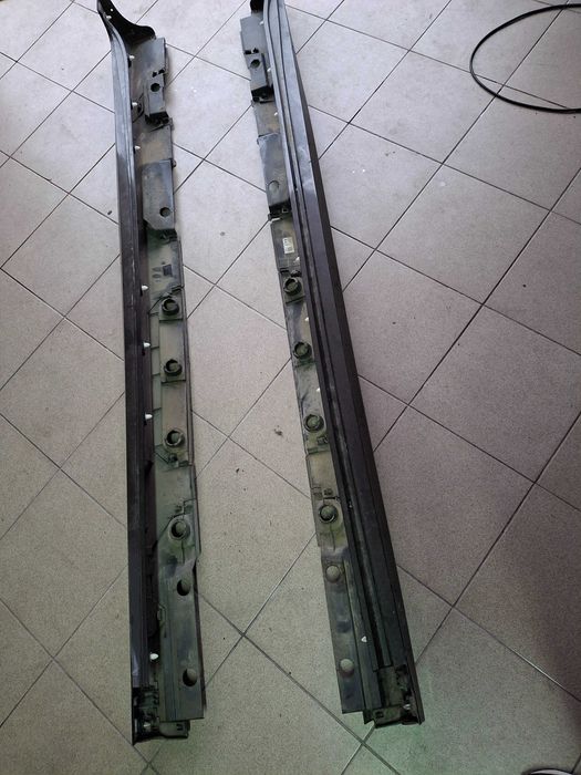 Toyota Camry  19 -  Listwy progowe L+R