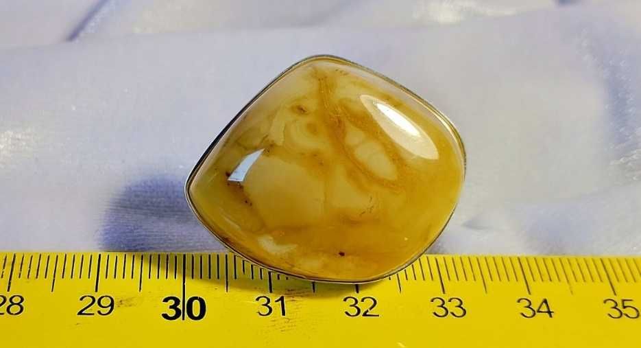 Srebrny pierścionek z bursztynem