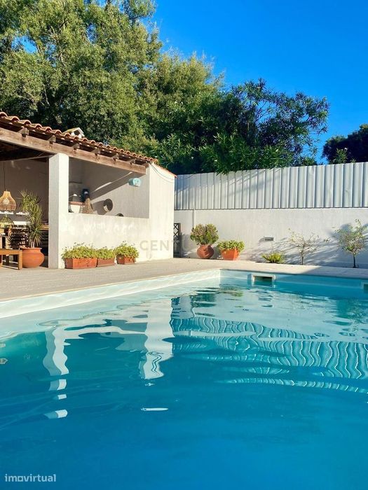 4 Suítes + Piscina | Moradia Com Jardim E Garagem Em Azeitão