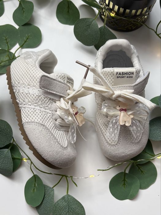 Buty sportowe dziewczęce r. 26, wkładka 17 cm