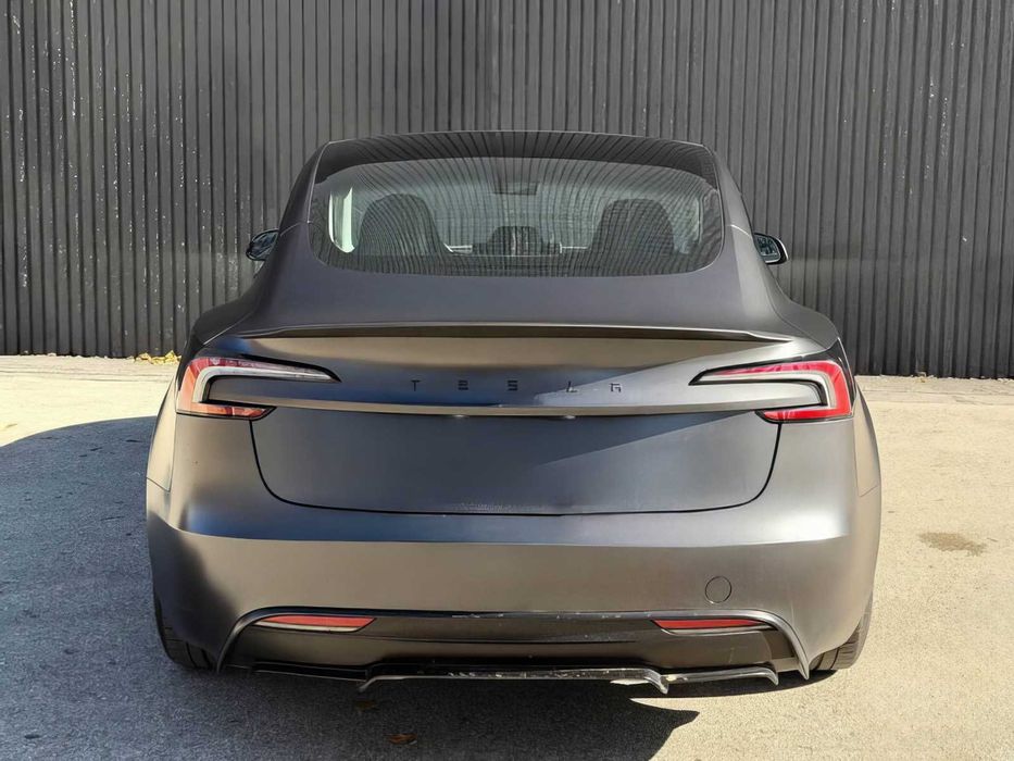 Tesla Model 3      2024