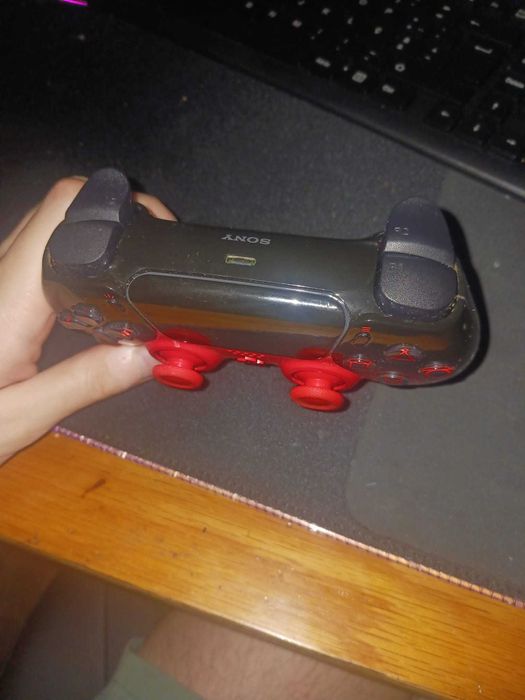 comando ps5 volcanic red