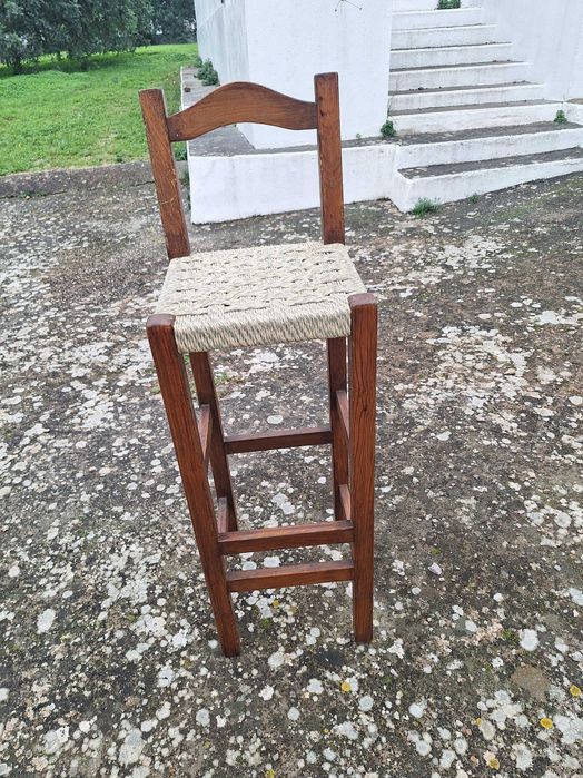 Cadeiras de varios tipos em bom estado