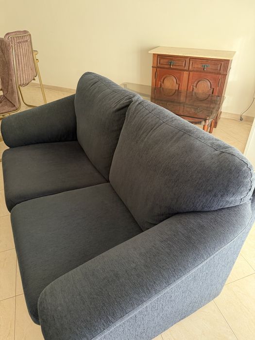 Sofá com dois assentos azul escuro
