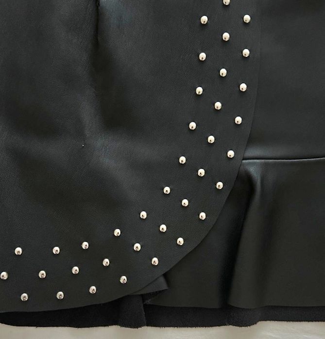 Saia ecopele preta com folho Sfera