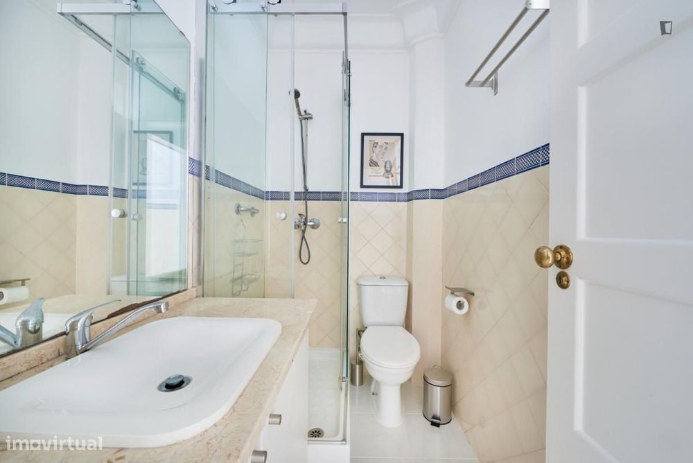 Quarto - localizado em São Sebastião Lisbon