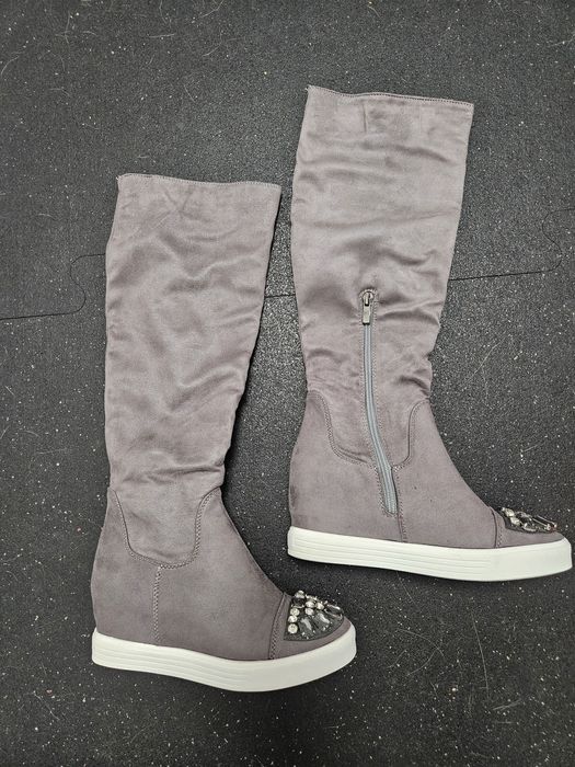 Piękne buty na koturnie letnie kozaki zamszowe z dżetamia