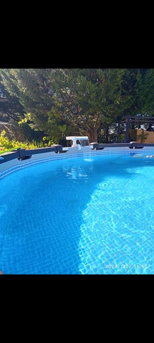 Piscina Intex com vários acessórios