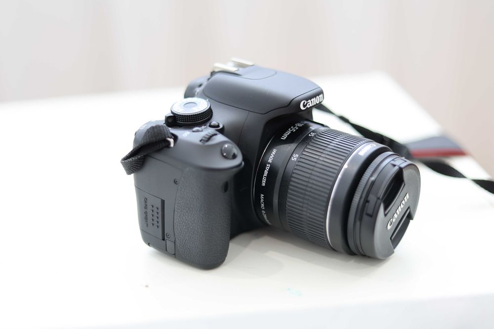 Canon EOS 600D com lente EF-S 18-55mm