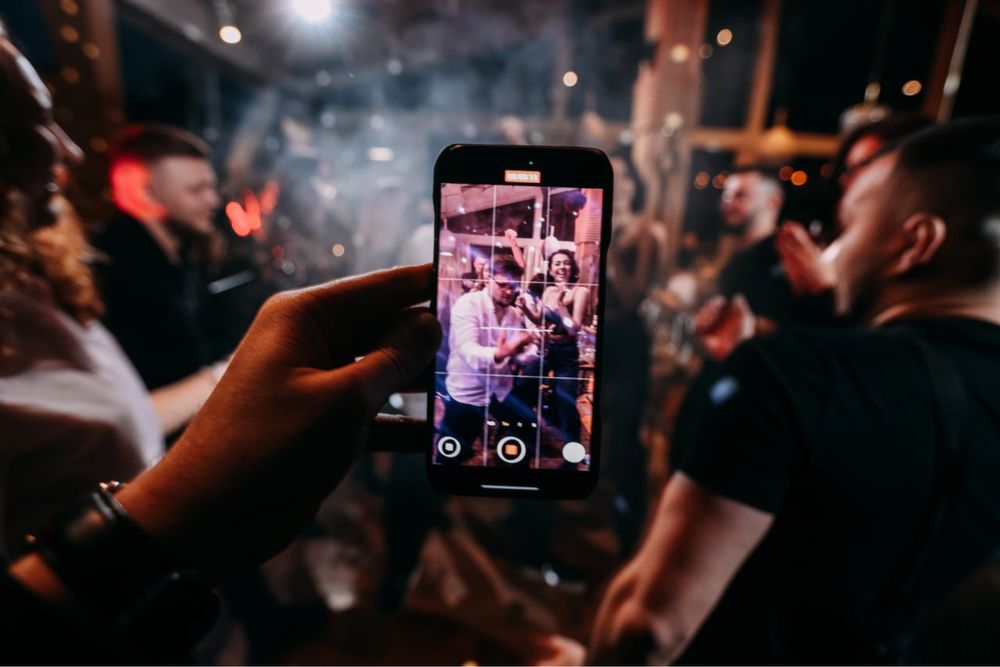 Ведучий саксофоніст діджей фото зона на весліля день народження