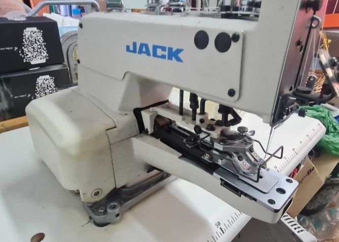 Maszyna do szycia guzikarka jack jk-t1377 w dobrym stanie