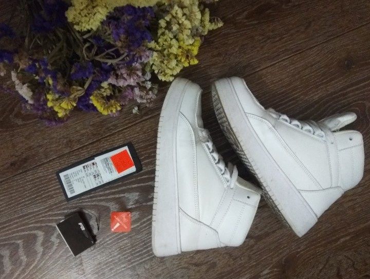 Фирменные высокие кроссовки.