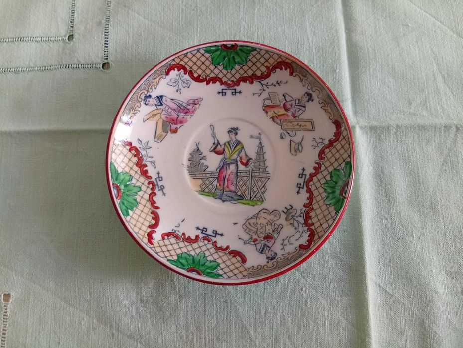 Pires em porcelana, com marca central na base (Timor)