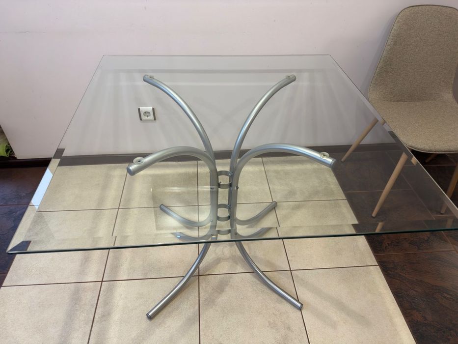 Кухонний стіл склянний