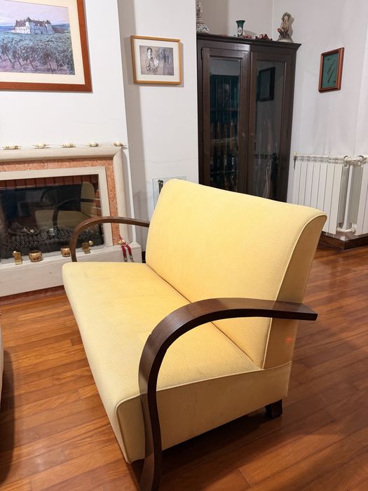 Sofá de 2 lugares com braços em madeira