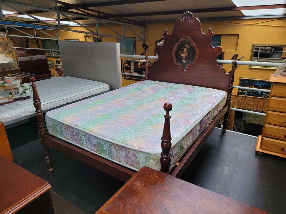 Lindíssima cama antiga com estrado e colchão - Muito bom estado geral