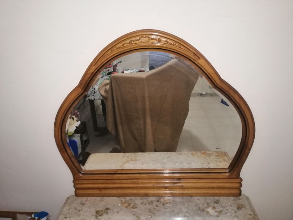 Espelho com moldura em cerejeira