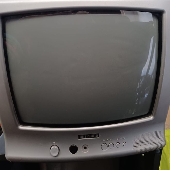 Televisão 14 polegadas, funcionamento bom, sem comando