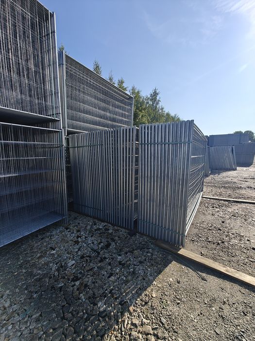 Zestaw ogrodzenie tymczasowe budowlane płoty rusztowanie sklejka stemple kosze