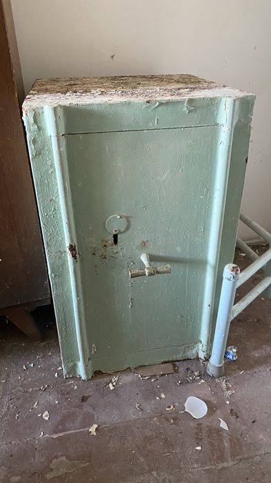 Сейфы и металический шкаф