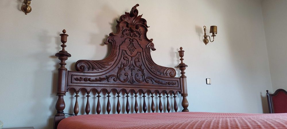 VENDO Conjunto: Cama+Mesas de cabeceira+Cómoda+Espelho+Cadeira+Estrado