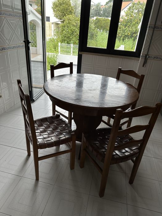 Mesa com cadeiras em madeira