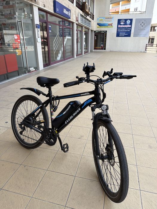 Quero vender esta bicicleta elétrica, que está em boas condições; uma carga permite rodar 50 km. Foi usada por apenas 3 meses e é ótima para trabalhar