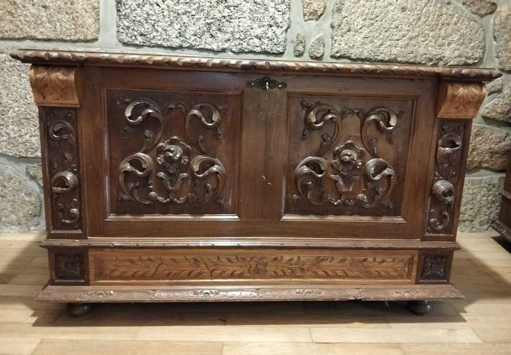 Duas Arcas/Baú em madeira maciça