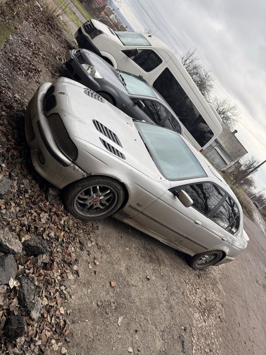 Продам е39 мотор 2,8 бензин 
Коробка механика 
Ходовая не стучит 
Едет хорошо 
По моторы есть потеки масла 
Стоит заслонка на выхлоп 
По техпаспорту 
Резина неплохая
Звоните по телефону на все ваши вопросы отвечу 
Торг возле машины до победного