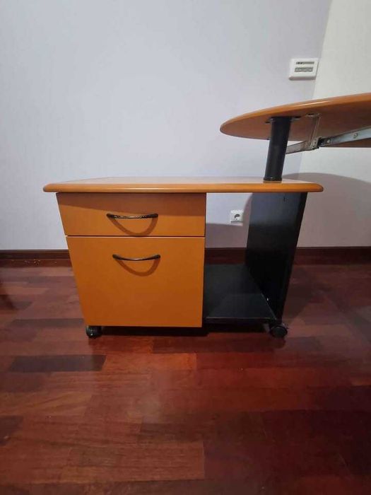 Secretária com gavetas de apoio