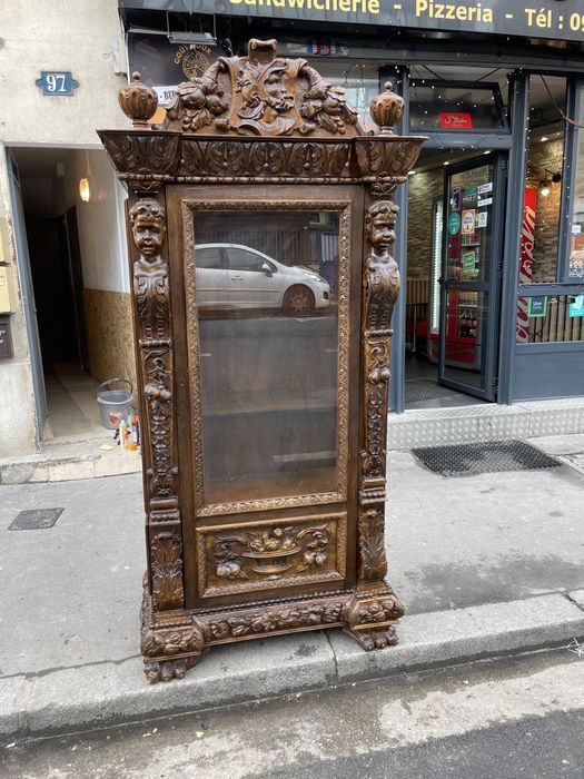 Французська антична  вітрина