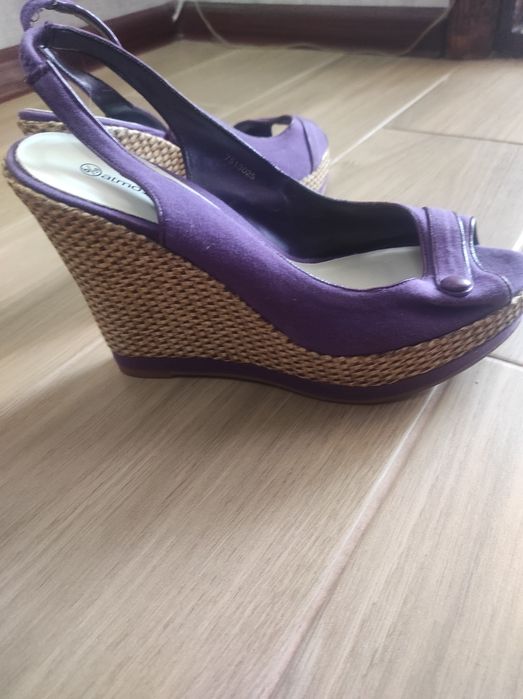 Босоніжки на танкетці