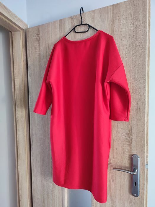 Czerwona sukienka oversize na różne okazje