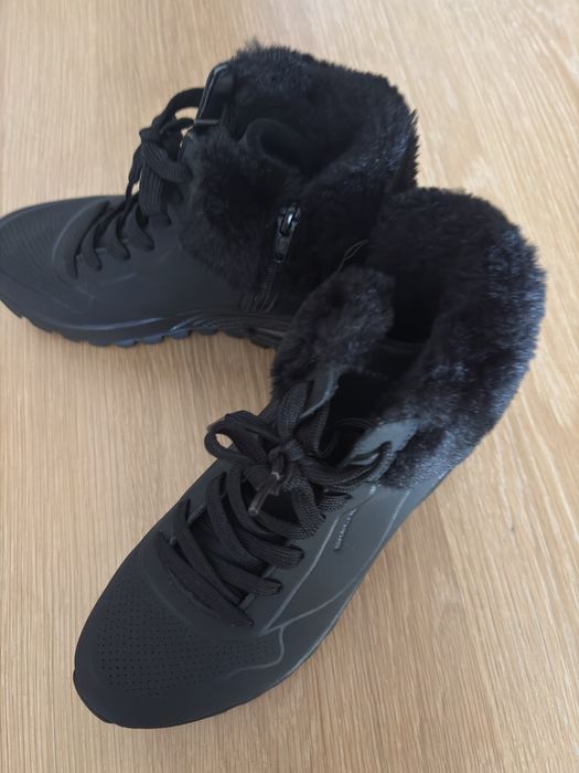 Botins Sheckers, impermeáveis, pretos, forrados.