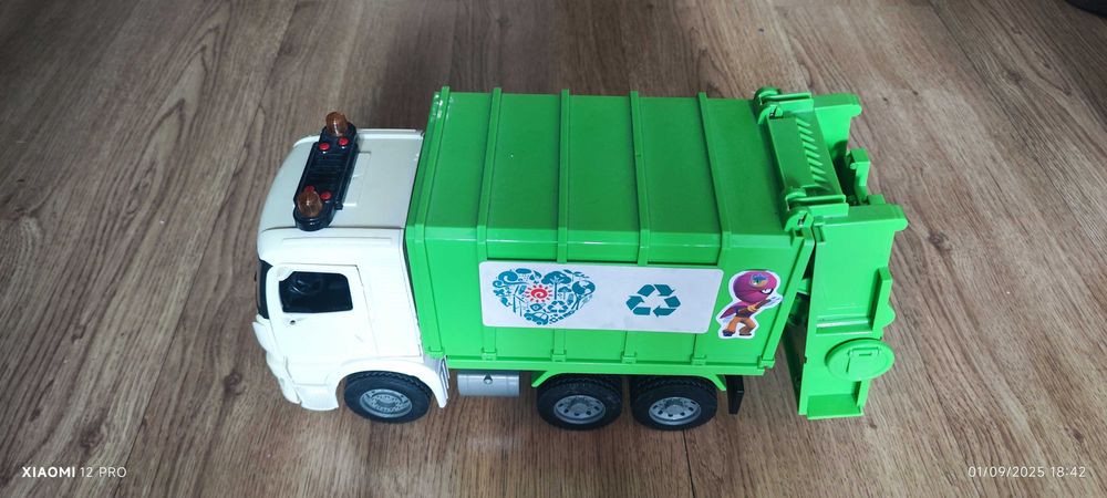 Camiões de criança, muito giros, varias posições