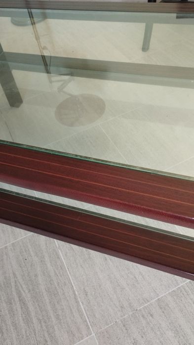 Mesa de centro em madeira maciça, com uma prateleira em vidro. Óptimo