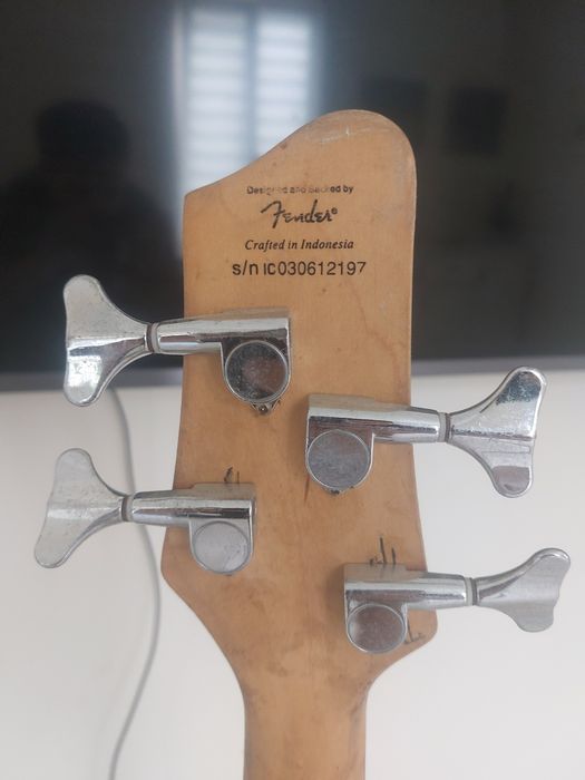 Бас гітара Squier mb4