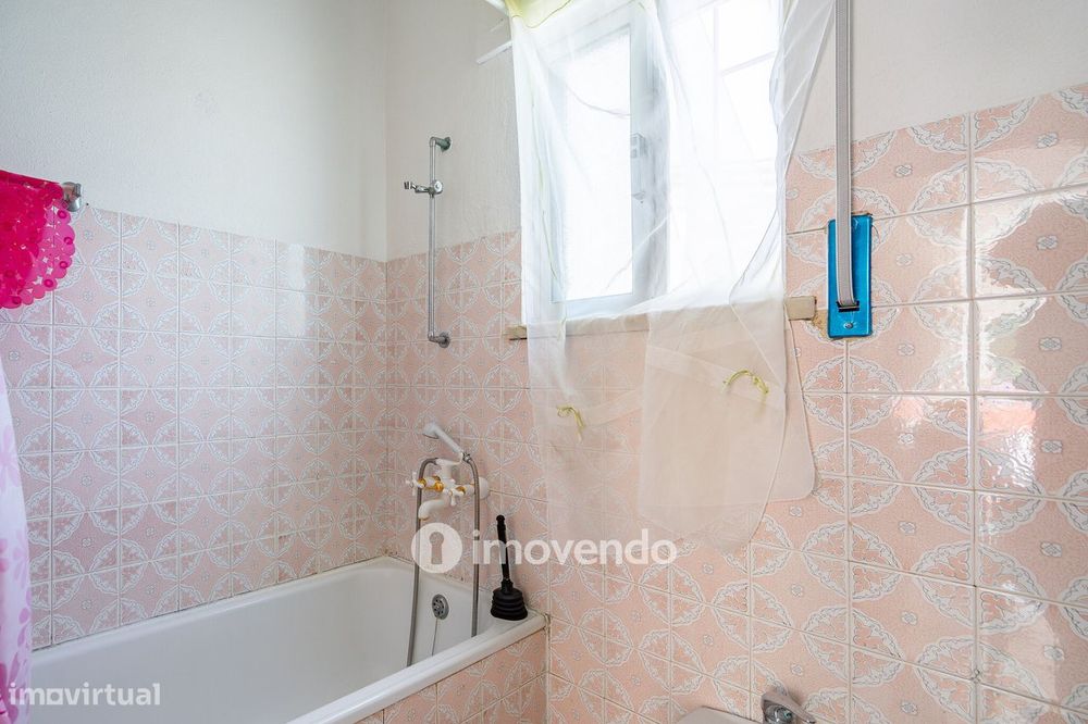 Moradia T4 mais Anexo T1, com jardim, na Caparica