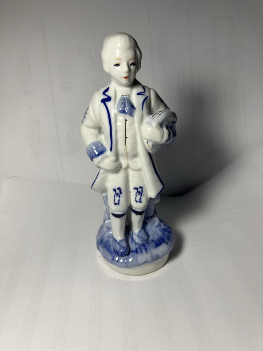 Фарфорова статуэтка  кавалера вінтаж