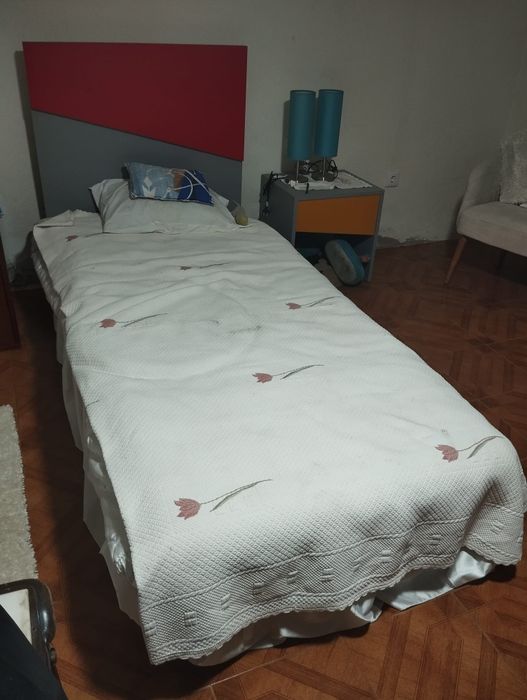 cómoda e cama de solteiro usada