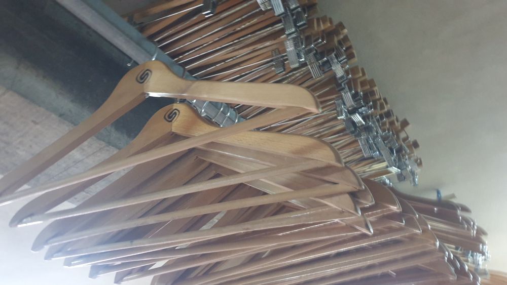 Cabides roupa madeira